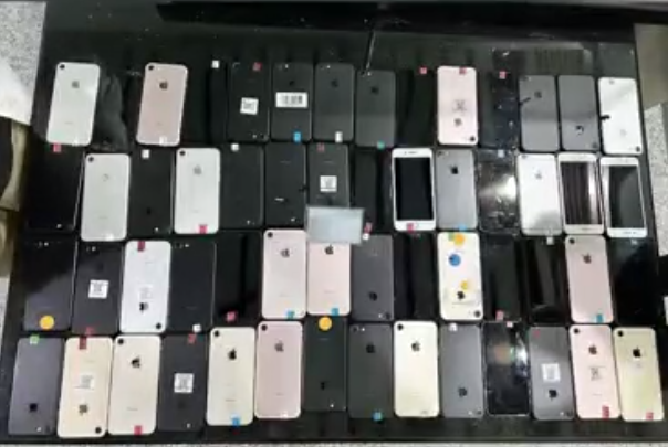 神色慌张 + 步态异常,2 名旅客身藏 106 台手机入境被查