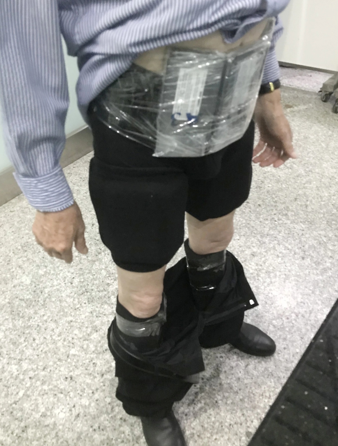 神色慌张 + 步态异常,2 名旅客身藏 106 台手机入境被查