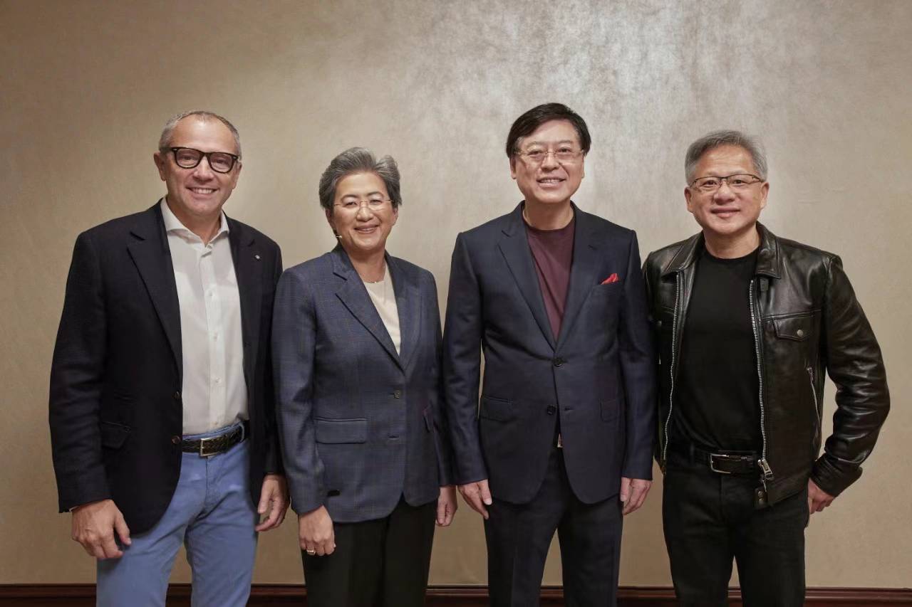 杨元庆公布联想首款 AI PC：可运行个人大模型，最快明年 9 月上市