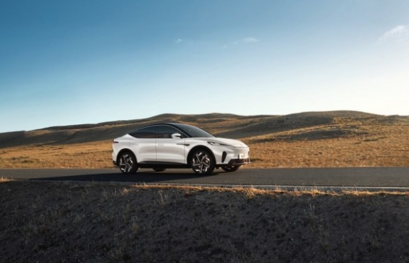 2024年新款飞凡R7惊艳亮相：全新的巴赫座舱和高科技升级带来震撼体验