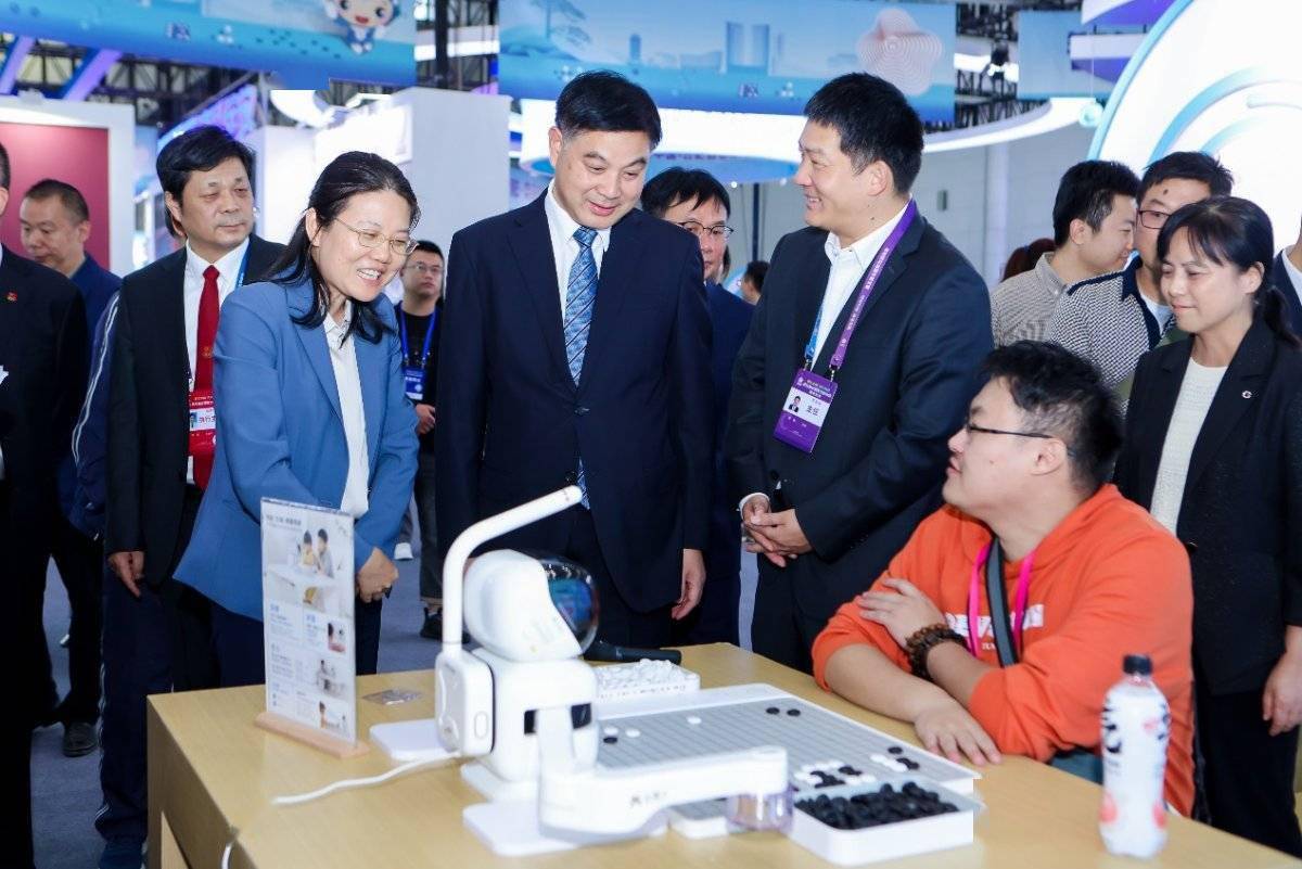 商汤科技推出元萝卜AI下棋机器人，引领棋类文化与数字技术深度融合的“五智会”展会亮相