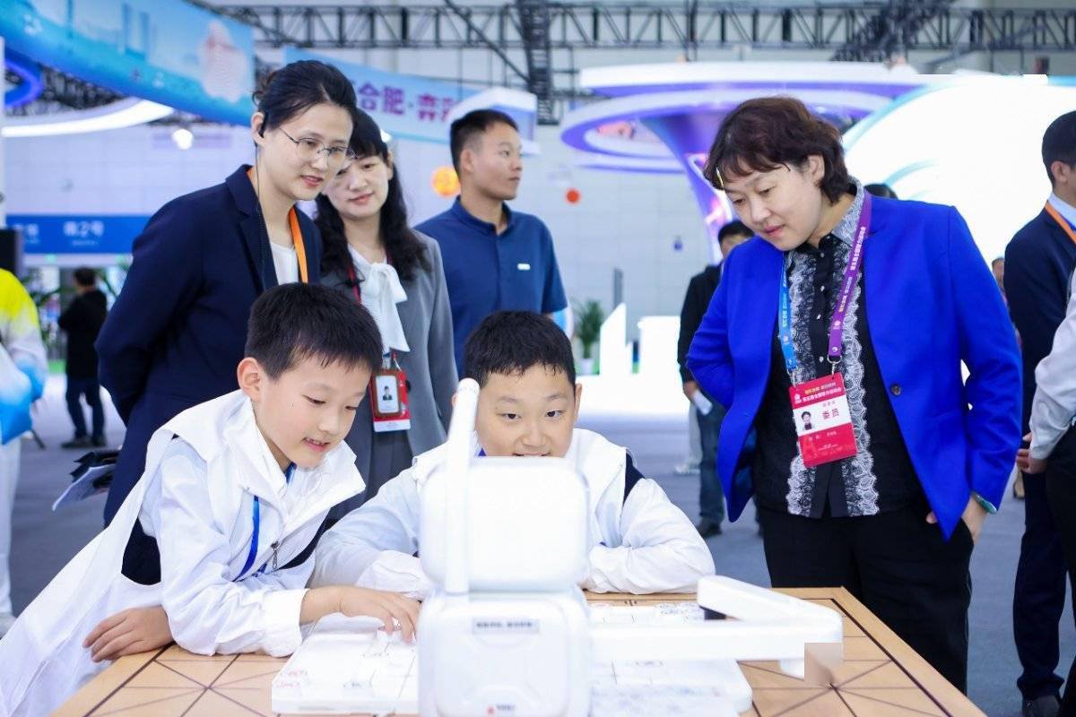 商汤科技推出元萝卜AI下棋机器人，引领棋类文化与数字技术深度融合的“五智会”展会亮相