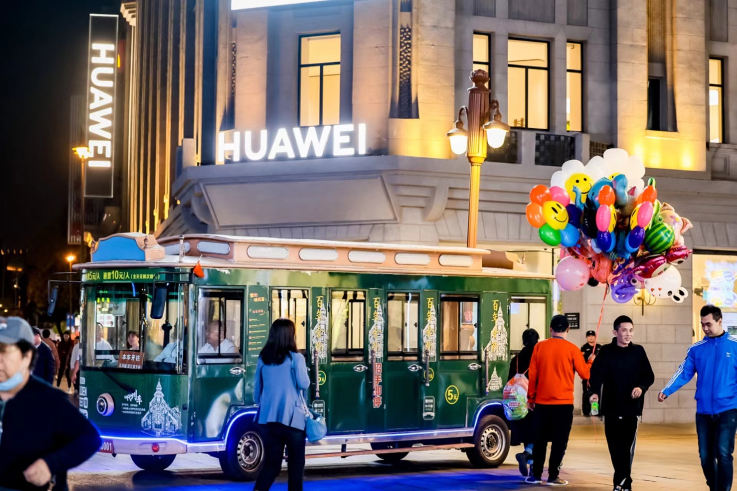 历史与现代的火花迸发！华为天津旗舰店盛大开业：融合品牌荣耀与城市时尚