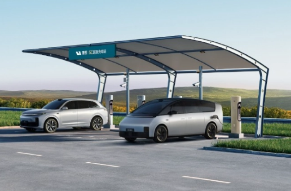 理想汽车宣布全国最大的高速5C超充网络建设计划,今年目标 300 座