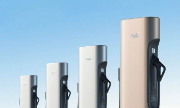 理想汽车宣布全国最大的高速5C超充网络建设计划,今年目标 300 座