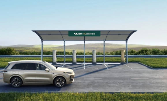 理想汽车宣布全国最大的高速5C超充网络建设计划,今年目标 300 座