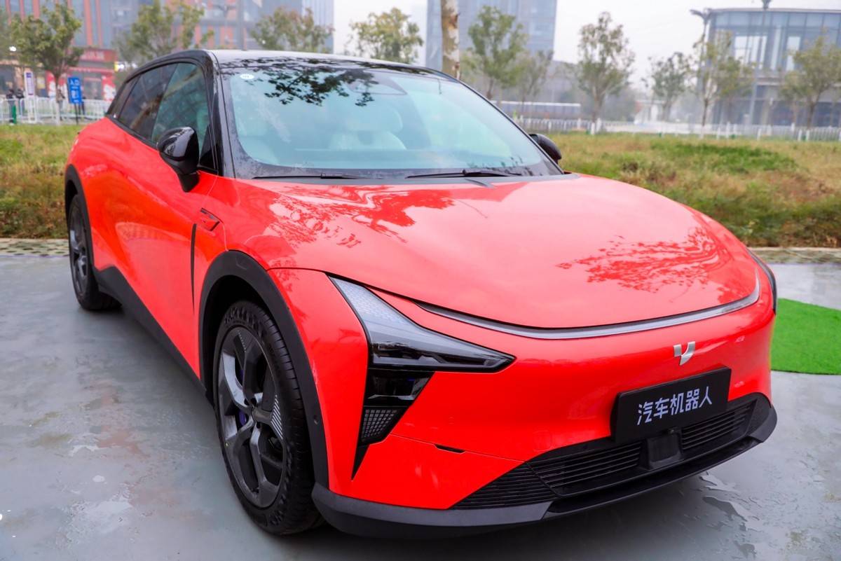 AI汽车机器人极越01在光谷马拉松亮相,为体育赛事注入科技动力