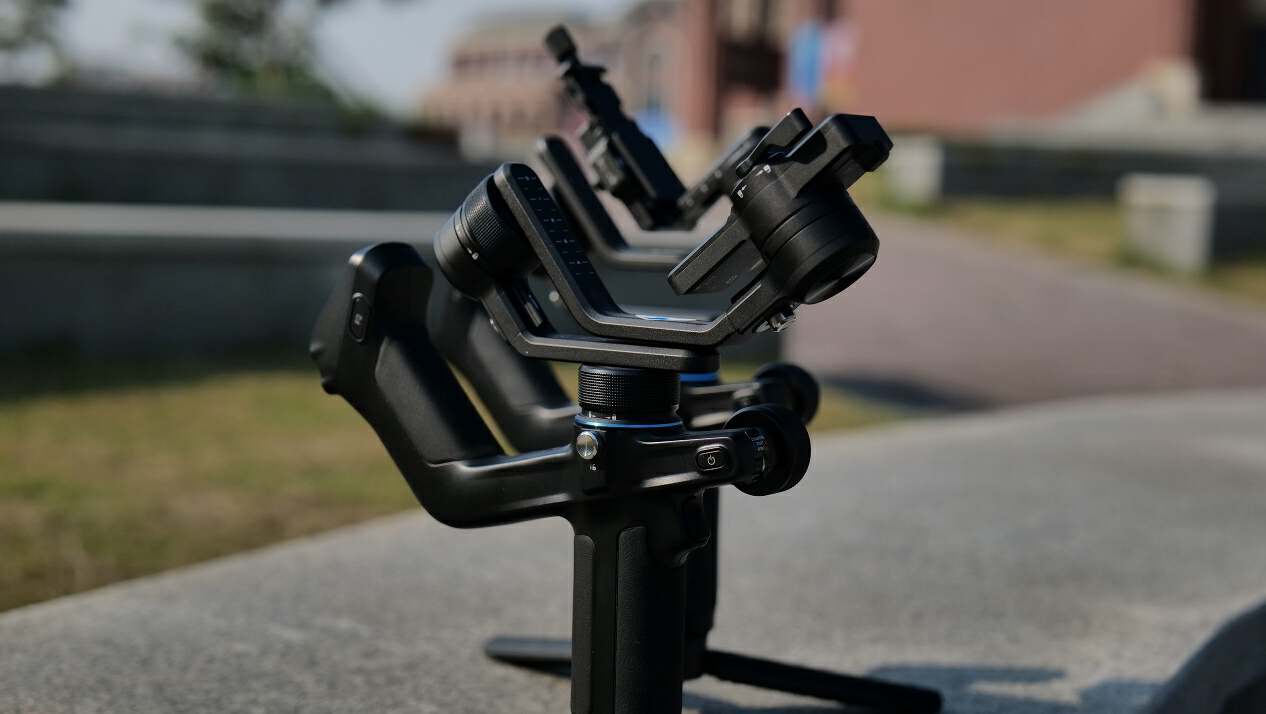 AI赋能,轻便全能王再次升级,飞宇SCORP MINI 2稳定器