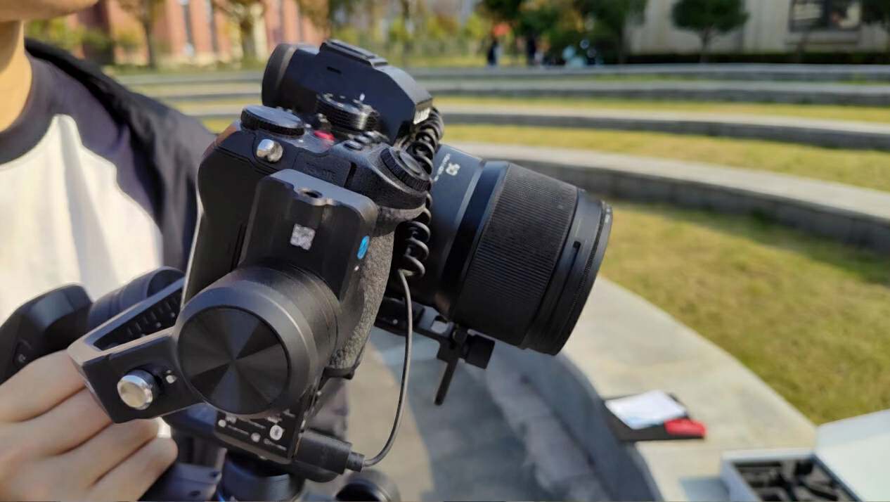 AI赋能,轻便全能王再次升级,飞宇SCORP MINI 2稳定器