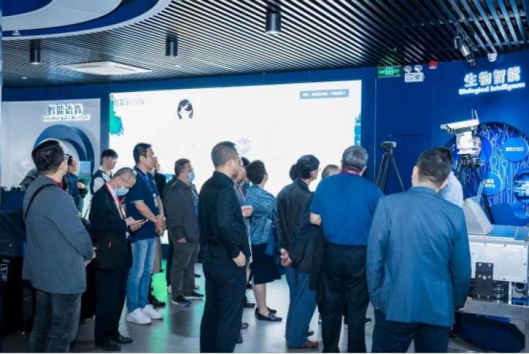 长宁企业自主研发！全球首款“养成式”家庭陪伴机器人正式亮相~