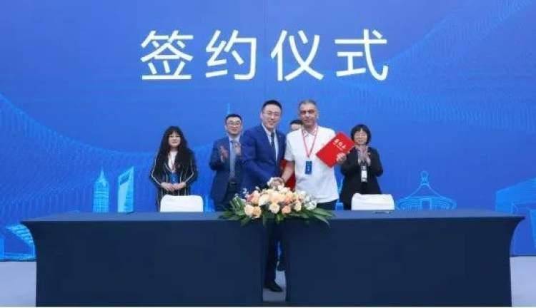 长宁企业自主研发！全球首款“养成式”家庭陪伴机器人正式亮相~