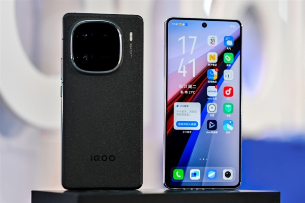 iQOO 12系列搭载骁龙8 Gen 3处理器,Pro版曲面屏抢眼