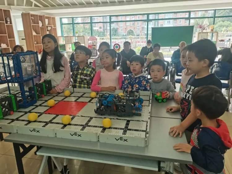 机器人来了！孩子们这样探索科技奥秘