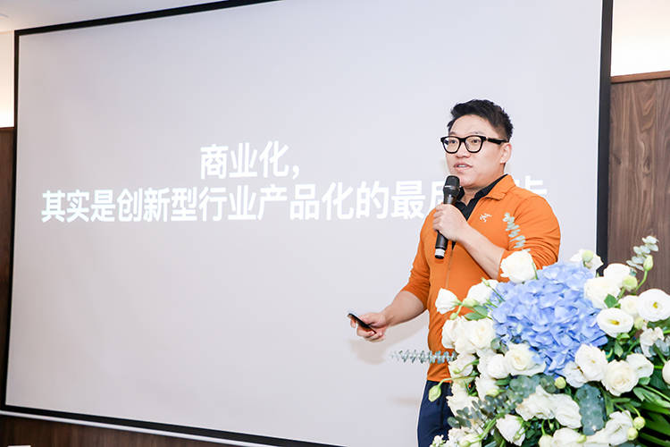 开拓商业全球化之路:AR眼镜引领3D世界新时代