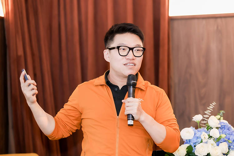 开拓商业全球化之路:AR眼镜引领3D世界新时代