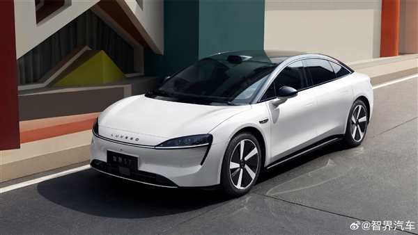 华为智选车业务首款轿车智界S7亮相,余承东表示期待