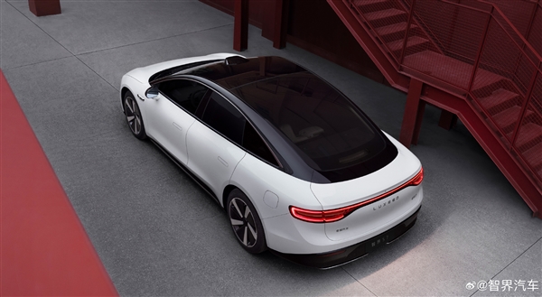 华为智选车业务首款轿车智界S7亮相,余承东表示期待