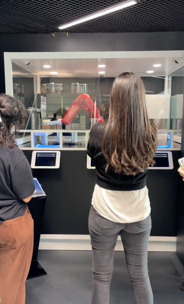 特斯拉柏林超级工厂开放新展厅,机械臂可自动倒啤酒和煮咖啡