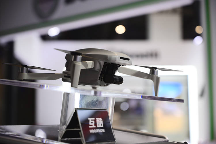 新未来：互酷车载无人机在进博会上展示摩旅探索之旅