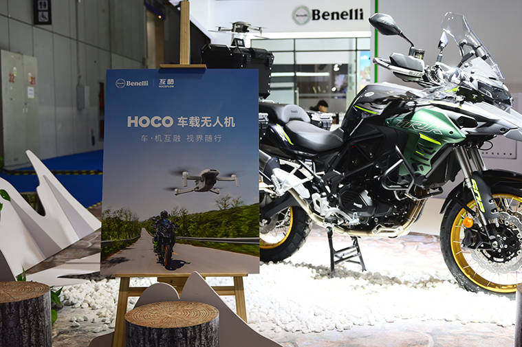 新未来：互酷车载无人机在进博会上展示摩旅探索之旅