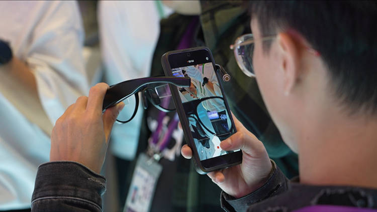 全天候智能眼镜亮相进博会,利用奇点技术打造元宇宙科技,提升用户体验