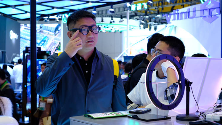 全天候智能眼镜亮相进博会,利用奇点技术打造元宇宙科技,提升用户体验