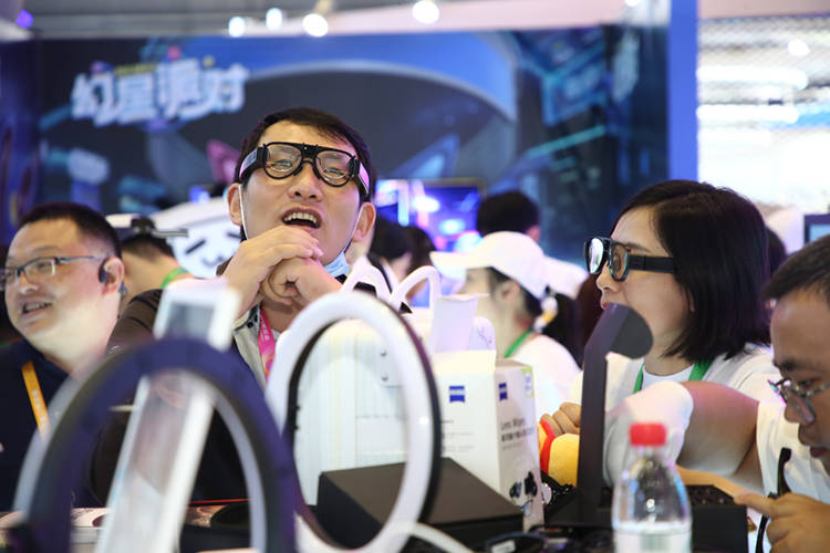 全天候智能眼镜亮相进博会,利用奇点技术打造元宇宙科技,提升用户体验