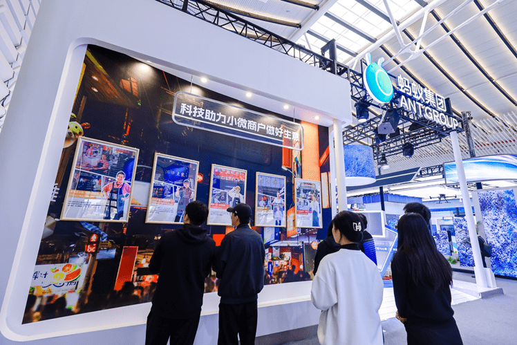 杭州徐奶奶用AI生成显眼包海报 登上乌镇峰会