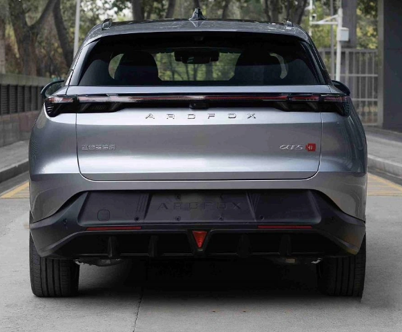 挑战智能出行新纪元!极狐电动阿尔法 T5在广州车展闪耀登场