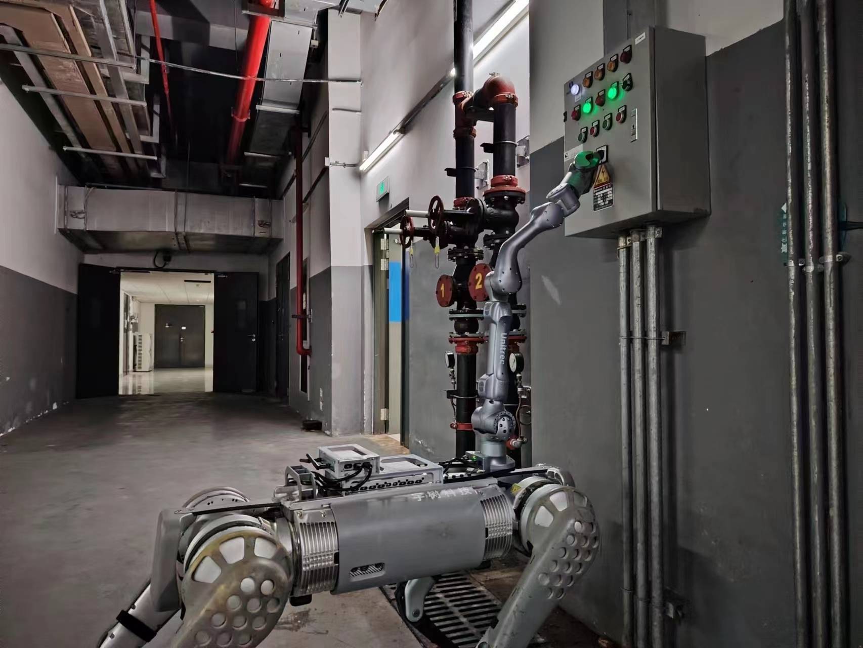 夜巡“机器狗”、“鹰眼”火灾预警，进博会消防保障有不少高科技