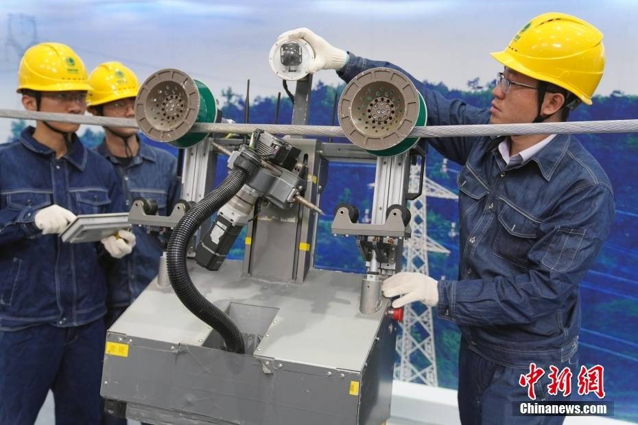 浙江绍兴:供电公司运维人员检查设备 调试除冰机器人