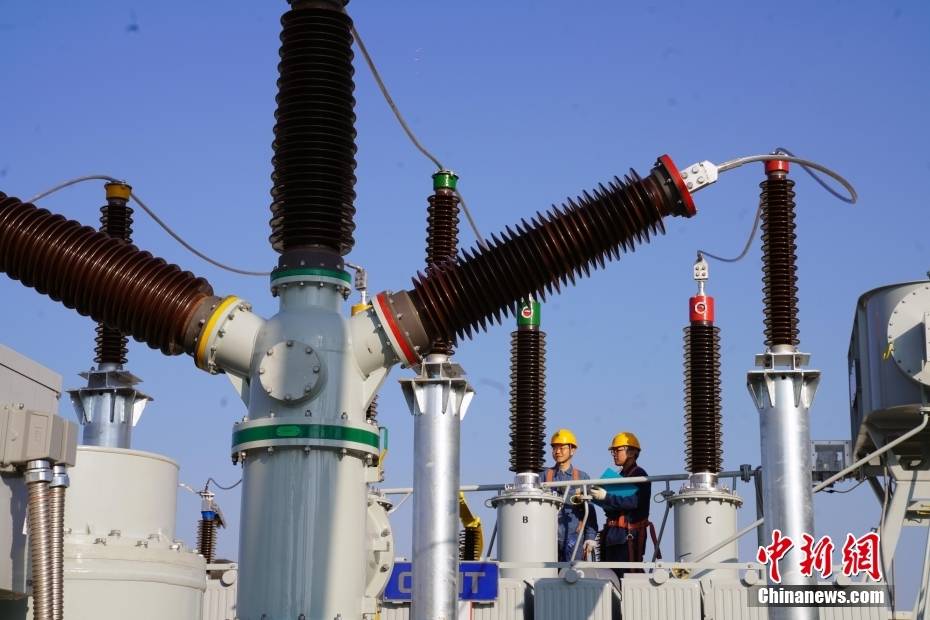 浙江绍兴:供电公司运维人员检查设备 调试除冰机器人