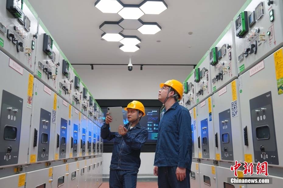 浙江绍兴：供电公司运维人员检查设备 调试除冰机器人