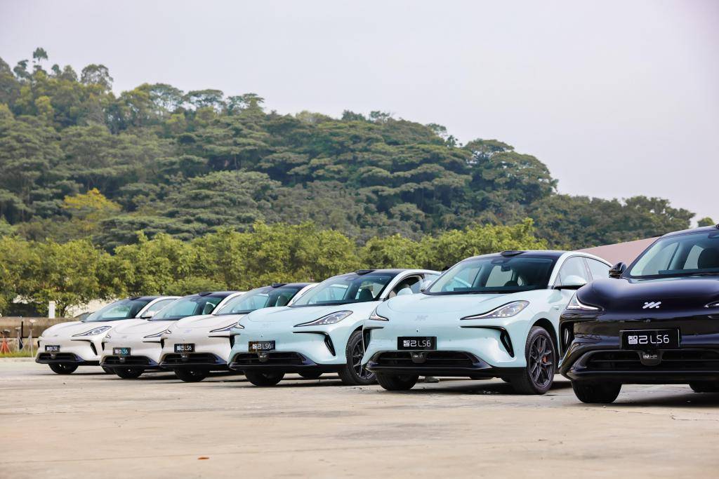 智慧驾驶，体验一键AI代驾的智己LS6