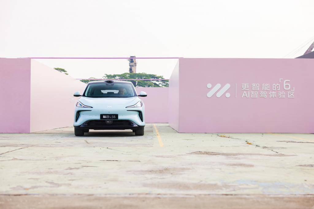 智慧驾驶，体验一键AI代驾的智己LS6