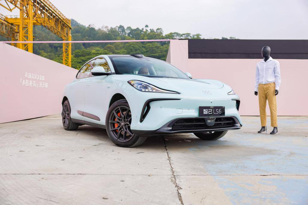 智慧驾驶，体验一键AI代驾的智己LS6