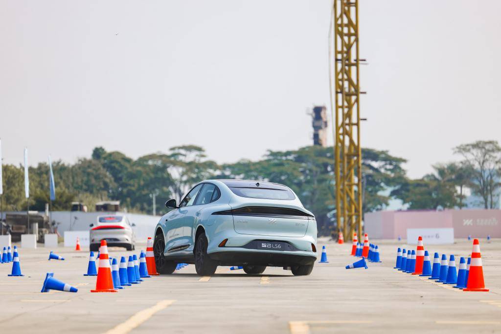 智慧驾驶，体验一键AI代驾的智己LS6