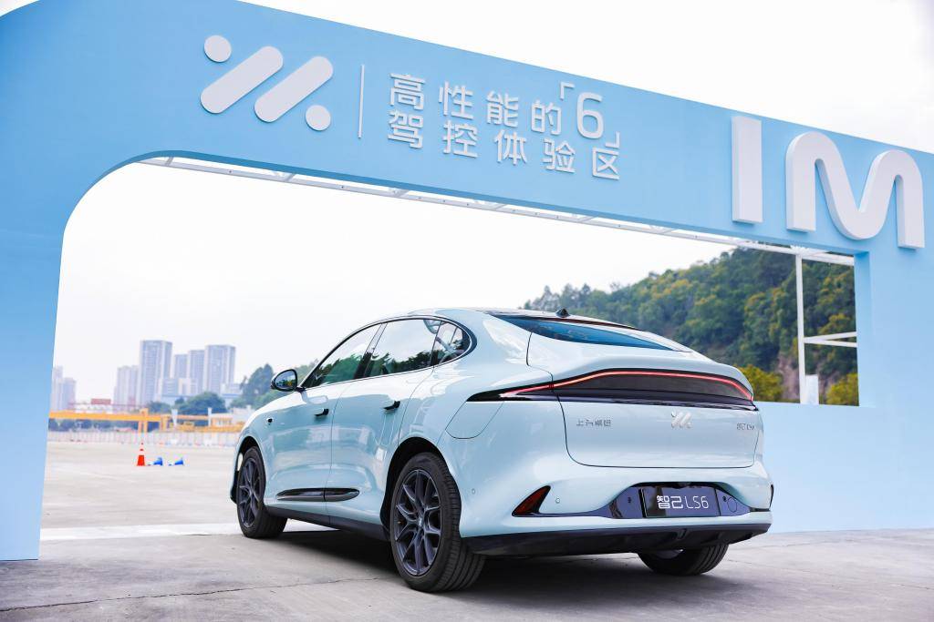 智慧驾驶，体验一键AI代驾的智己LS6