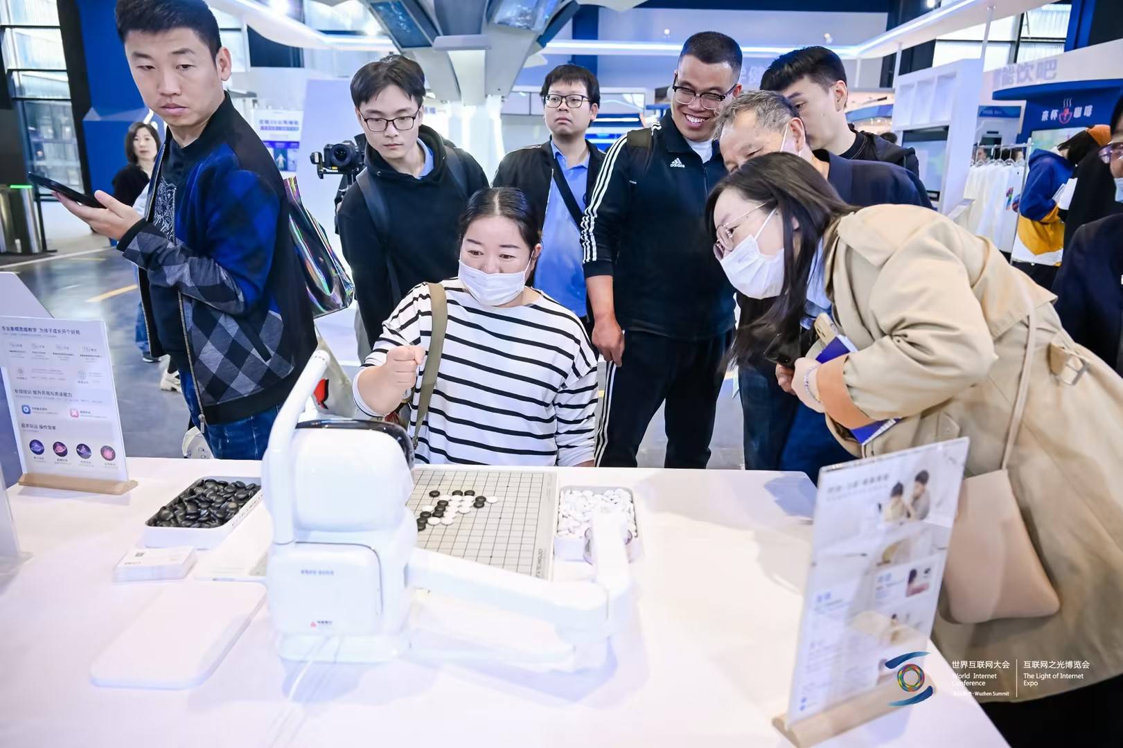 世界互联网大会十周年,商汤科技元萝卜AI下棋机器人引围观