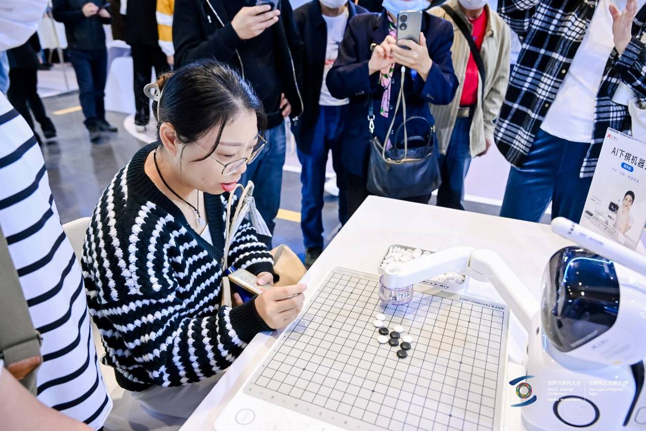 世界互联网大会十周年,商汤科技元萝卜AI下棋机器人引围观