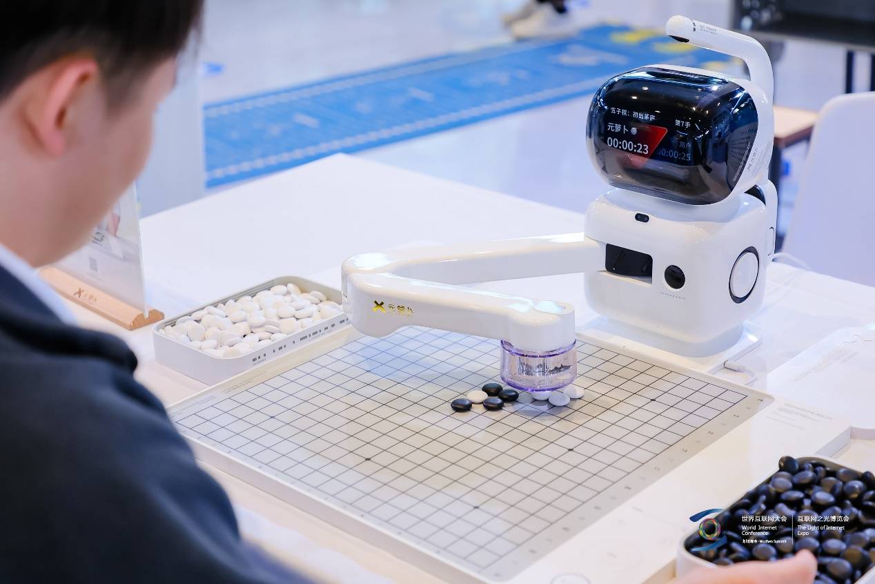 世界互联网大会十周年,商汤科技元萝卜AI下棋机器人引围观