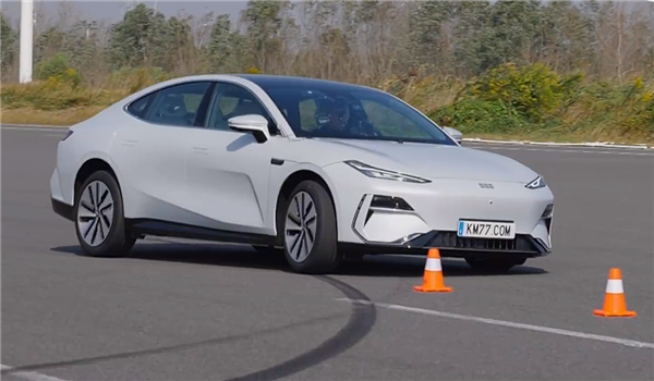 吉利银河E8操控实力：在麋鹿测试中夺冠，绕桩测试排名第四！