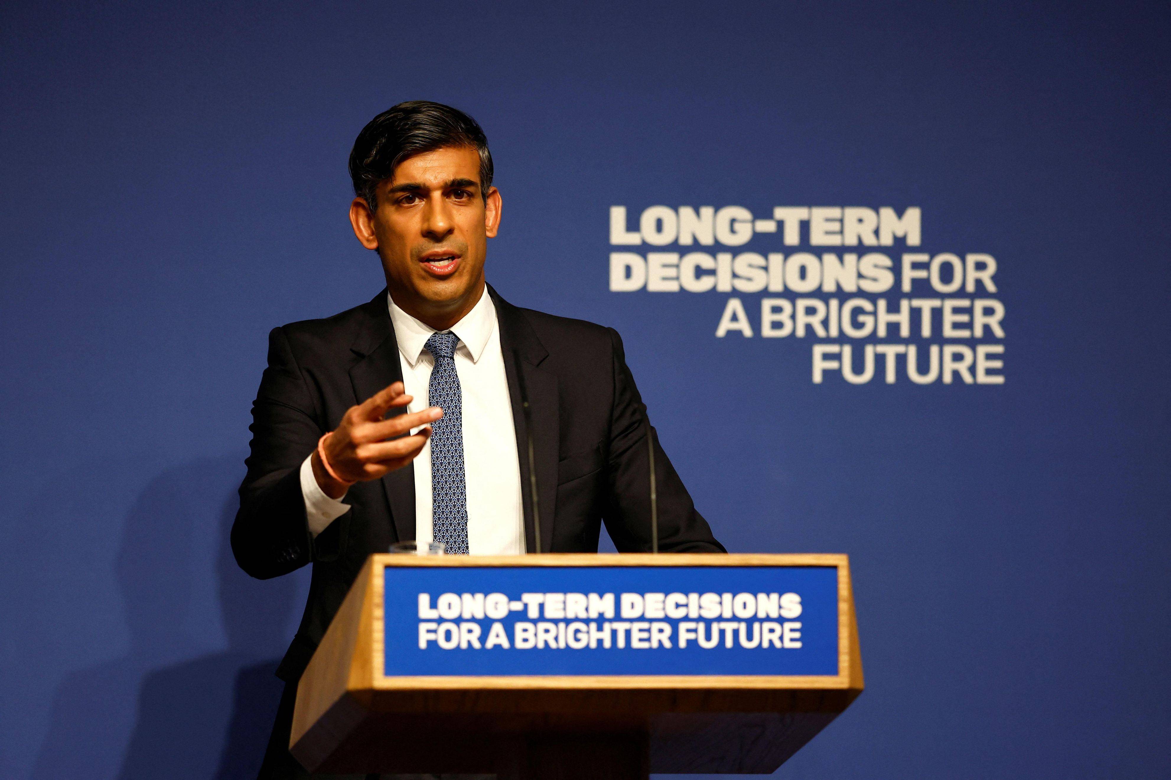 AI峰会上,中方代表在前面演讲,雷蒙多在后面安静旁听