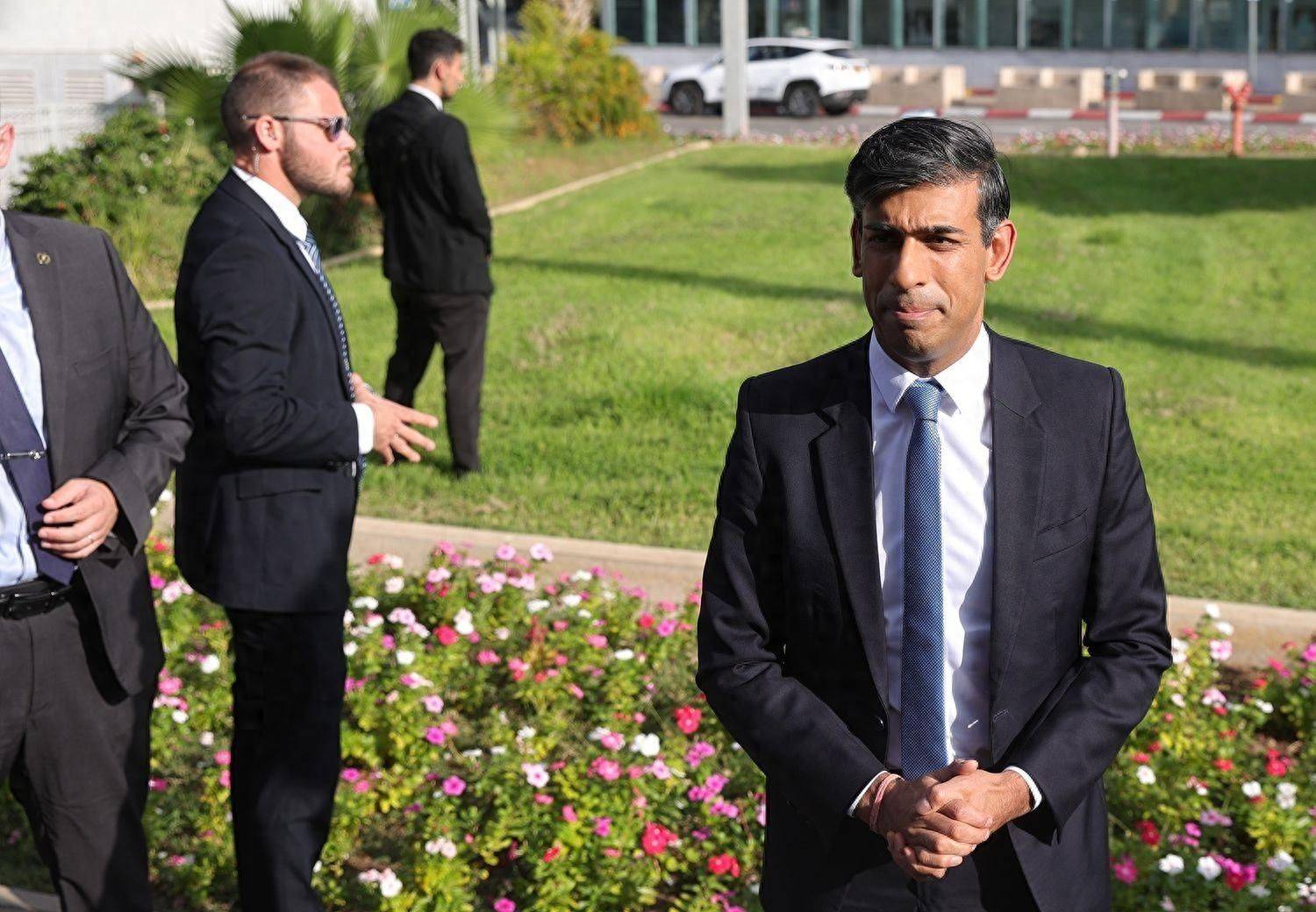 AI峰会上,中方代表在前面演讲,雷蒙多在后面安静旁听