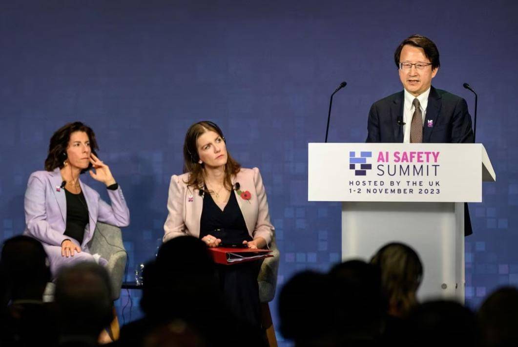 AI峰会上,中方代表在前面演讲,雷蒙多在后面安静旁听