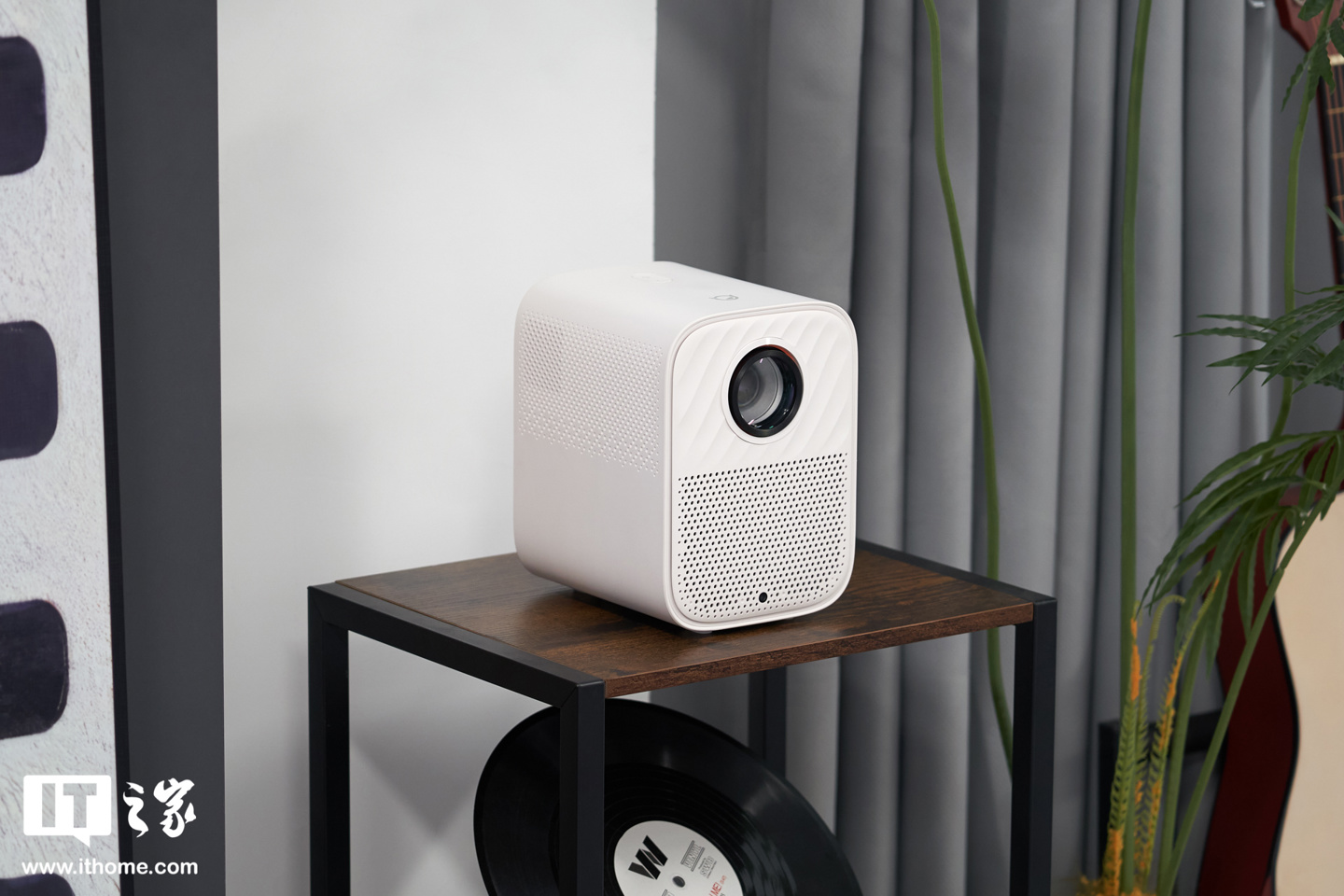 热销中！联想小新100S智能投影仪：千元内亮度王者！