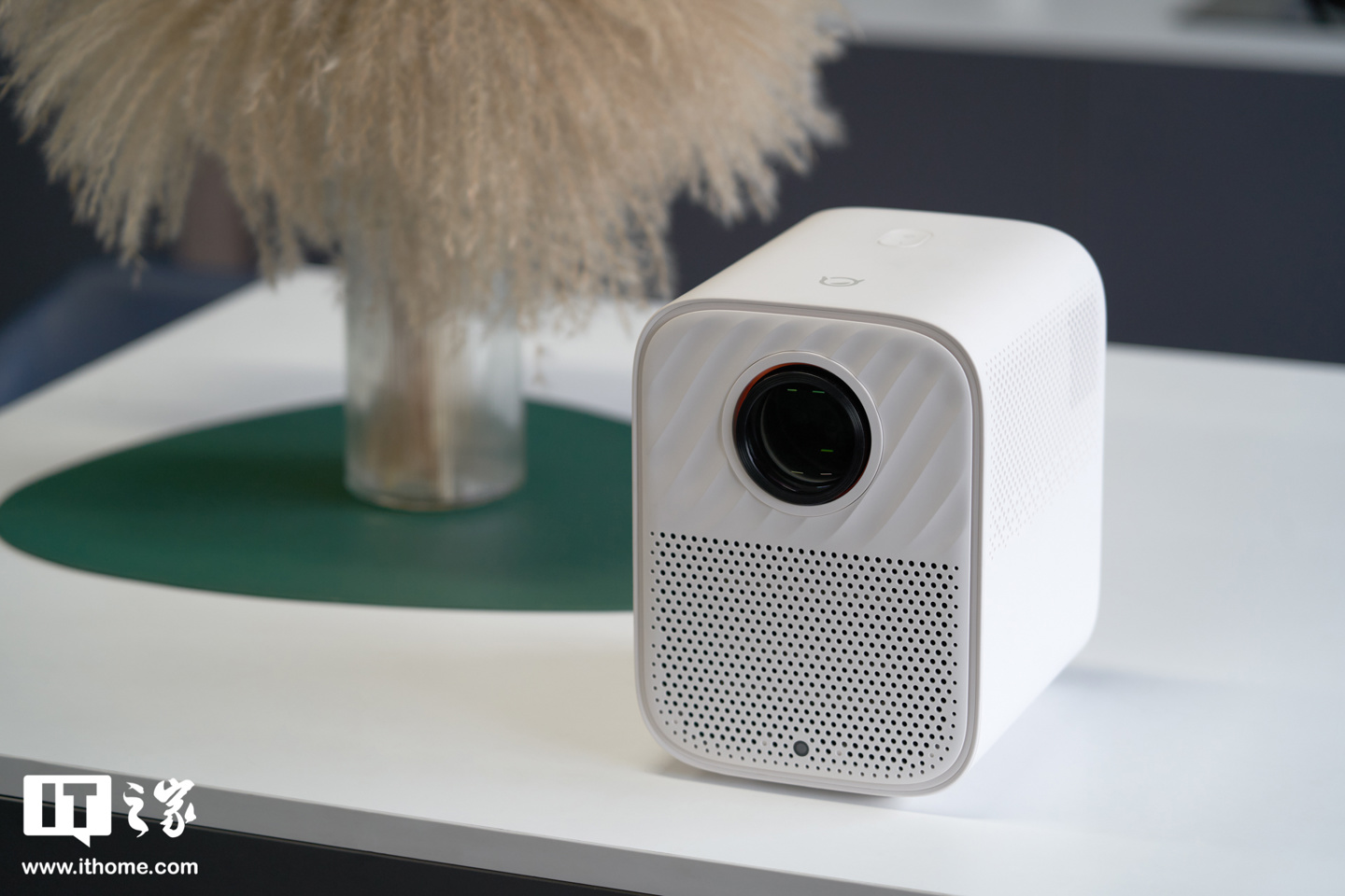 热销中！联想小新100S智能投影仪：千元内亮度王者！