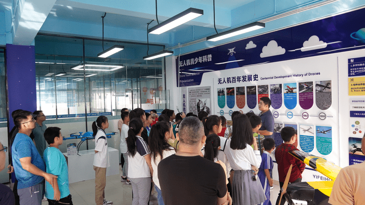 翼飞鸿天:我与青少年的无人机科普之旅