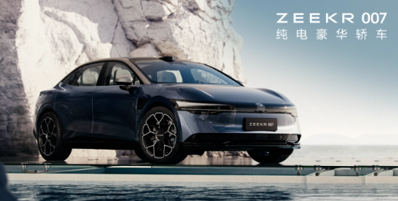 揭秘:11月15日豪华内饰揭示,极氪007冰晶氛围灯引领新潮流