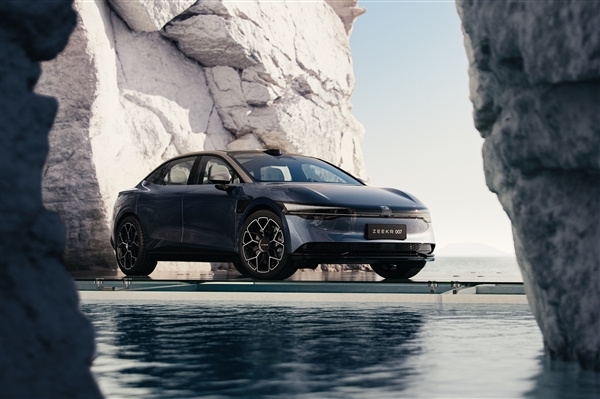 极氪007亮相广州车展,全球最大巨幕灯带引领车灯革新